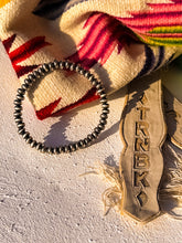 Load image into Gallery viewer, Navajo Style Pearl Rondelle Stretchy Bracelet

